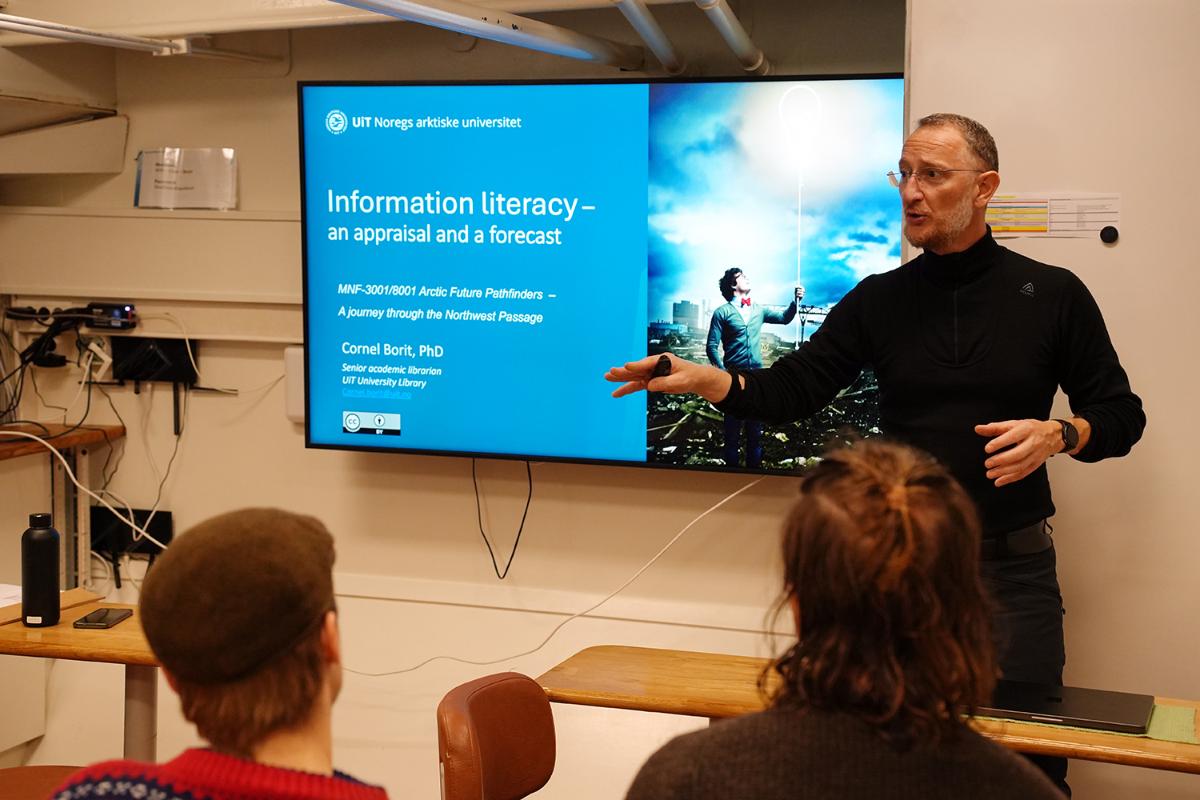 Cornel teaching.jpg En person står foran en power point presentasjon